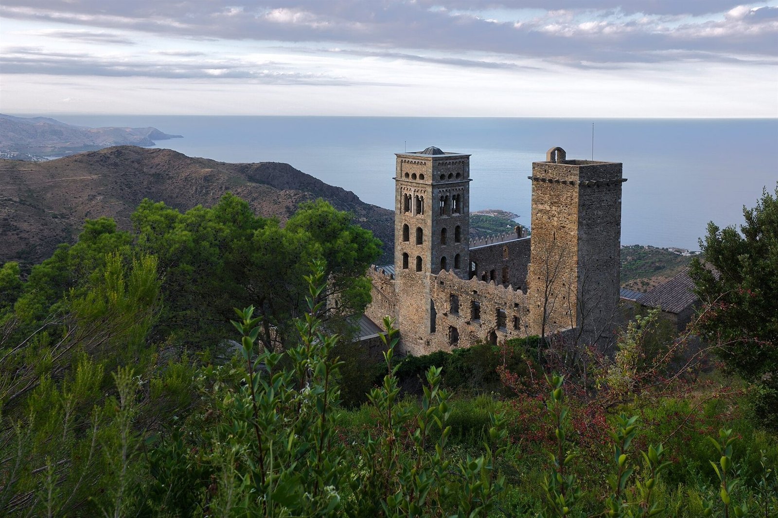 Vista de Sant Pere de Rodes amb la badia del Port de la Selva al fons, a l'Alt Empordà
