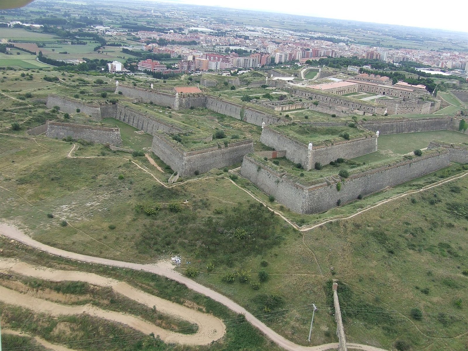 Vista aèria de les muralles del Castell de Sant Ferran de Figueres